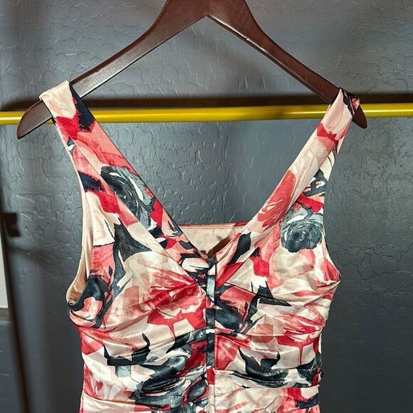 Express Red Mini Bodycon Dress with Sweetheart Neckline and Ruched Design - Picture 4 of 10